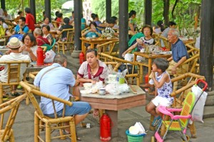 我国以喝茶出名的城市街头巷尾人手一杯茶日子很是惬意